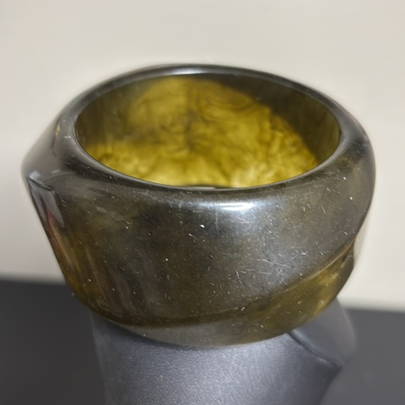 Bold Green and Black Resin Chunky Retro Vintage Bangle - Picture 4 of 7